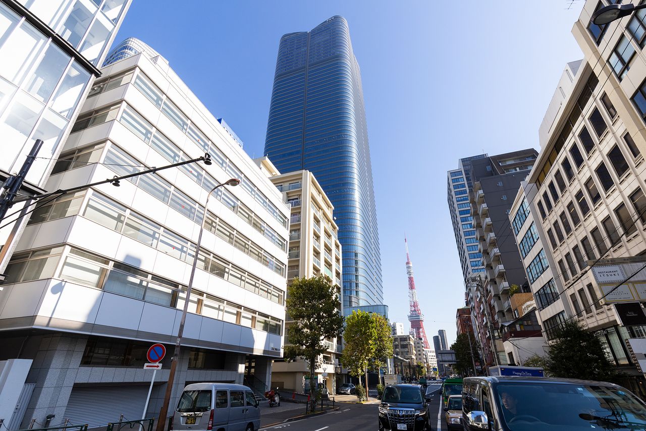 المنظر المطل من تقاطع ”إيكورا“يشمل برج موري جي بي وبرج طوكيو، وهما على نفس الارتفاع تقريبًا.