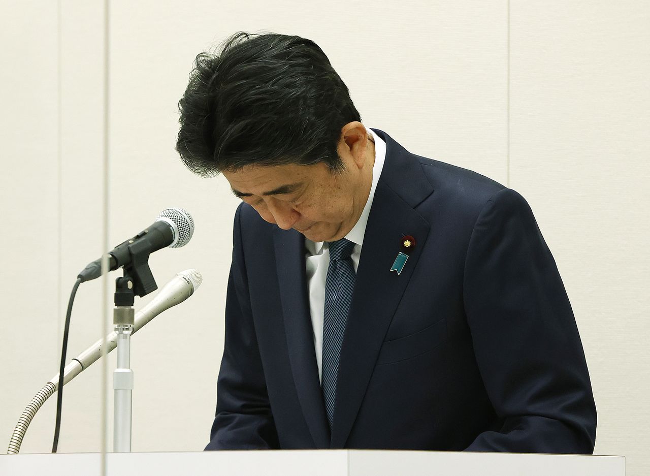 رئيس الوزراء السابق شينزو آبي يتحدث إلى الصحفيين بعد القرار الذي خلُص إلى عدم توجيه الاتهام إليه. (جيجي برس)