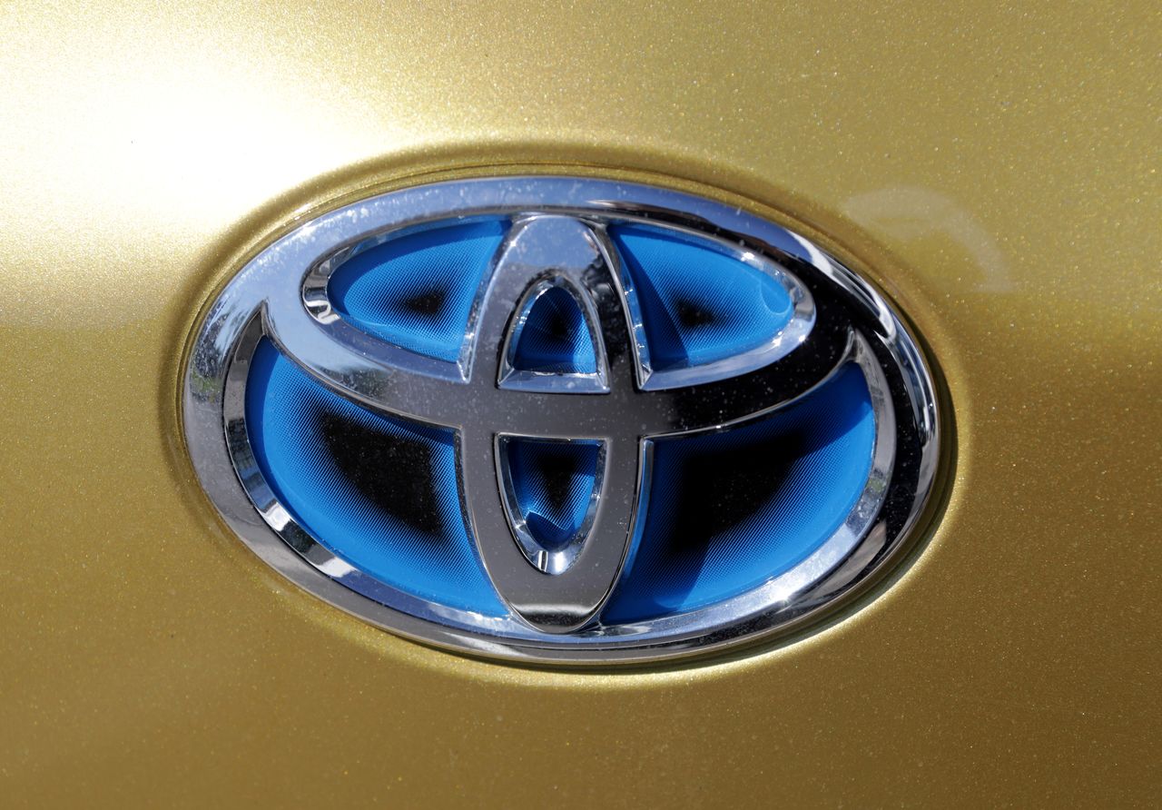 صورة لشعار شركة تويوتا للسيارات على سيارة في نيس، فرنسا، 8 أبريل/ نيسان، 2019. REUTERS / Eric.