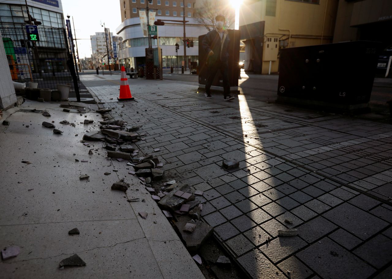 جدار خارجي منهار لمبنى ناجم عن زلزال قوي في إيواكي، محافظة فوكوشيما، اليابان ، 14 فبراير/ شباط 2021. (رويترز) / إيسي كاتو.