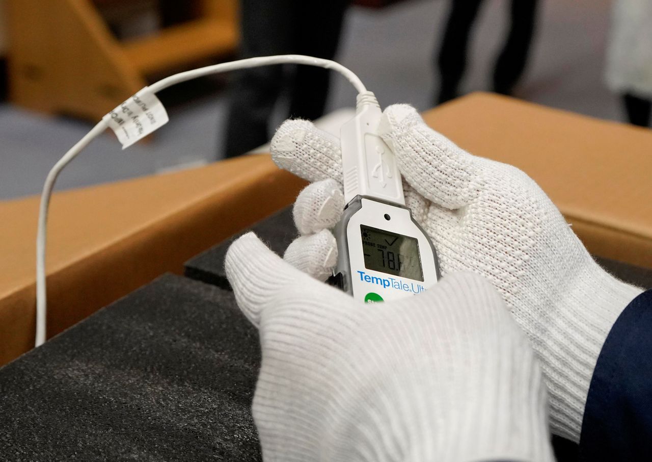 مقياس حرارة يُظهر قيمة درجة حرارة لقاح كورونا التابع لشركة فايزر في مستشفى في طوكيو، اليابان، 16 فبراير/ شباط 2021. Kimimasa Mayama / Pool via REUTERS.