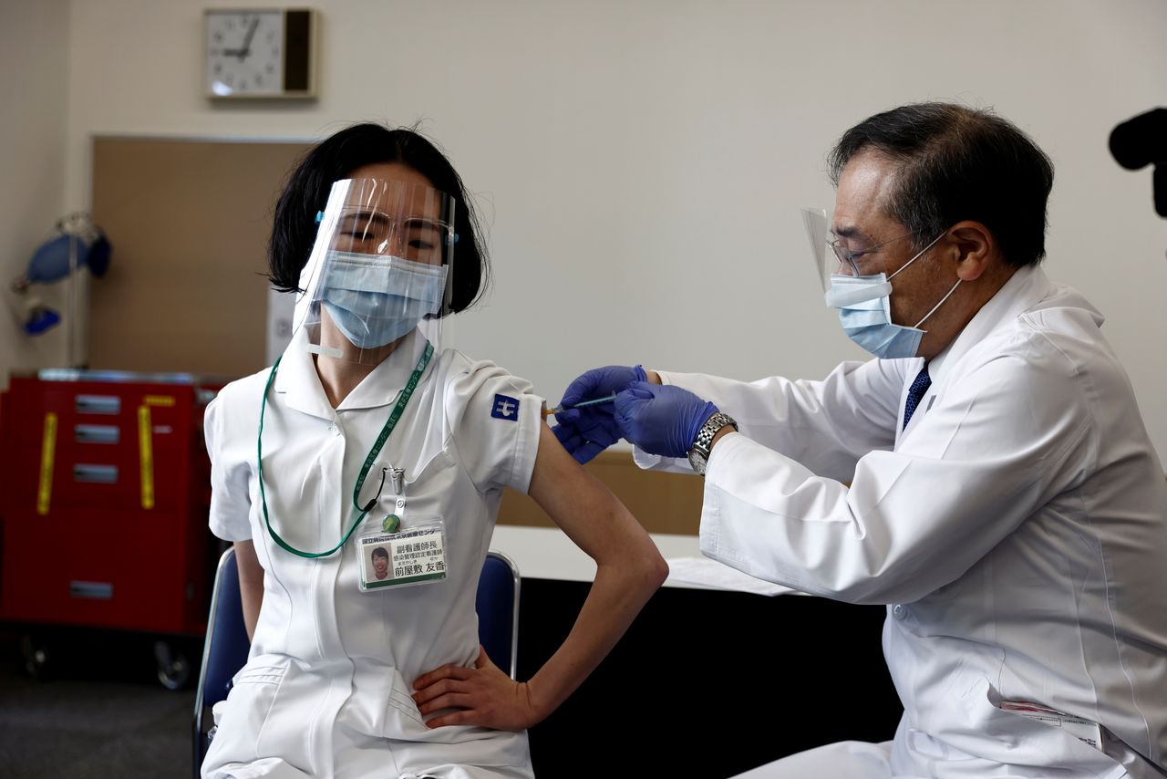 عاملة في القطاع الطبي تتلقى جرعة من لقاح مرض فيروس كورونا، مع إطلاق الدولة حملتها للتلقيح، في طوكيو، اليابان، 17 فبراير/ شباط 2021. بهروز مهري / بول عبر رويترز.