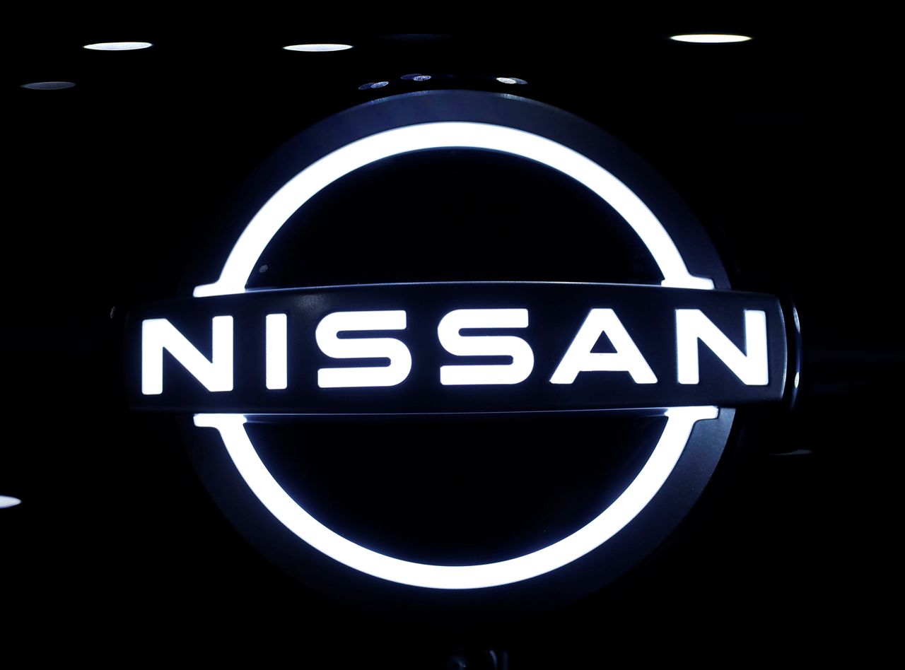 شعار العلامة التجارية لشركة نيسان في الجزء الأمامي من السيارة الرياضية متعددة الاستخدامات SUV الجديدة بالكامل خلال معاينة صحفية، قبل العرض العالمي الأول، في جناح نيسان في يوكوهاما، جنوب طوكيو، اليابان ، 14 يوليو/ تموز ، 2020 رويترز / إيسي كاتو.