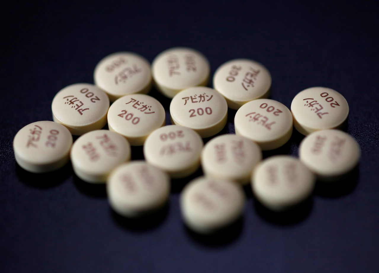 أقراص أفيغان، وهو دواء معتمد كعقار مضاد للإنفلونزا في اليابان وتم تطويره من قبل شركة توياما كميكال، وهي شركة تابعة لشركة فوجي فيلم، خلال فرصة لالتقاط الصور في مقر فوجي فيلم في طوكيو، اليابان 22 أكتوبر/ تشرين الأول 2014. رويترز.