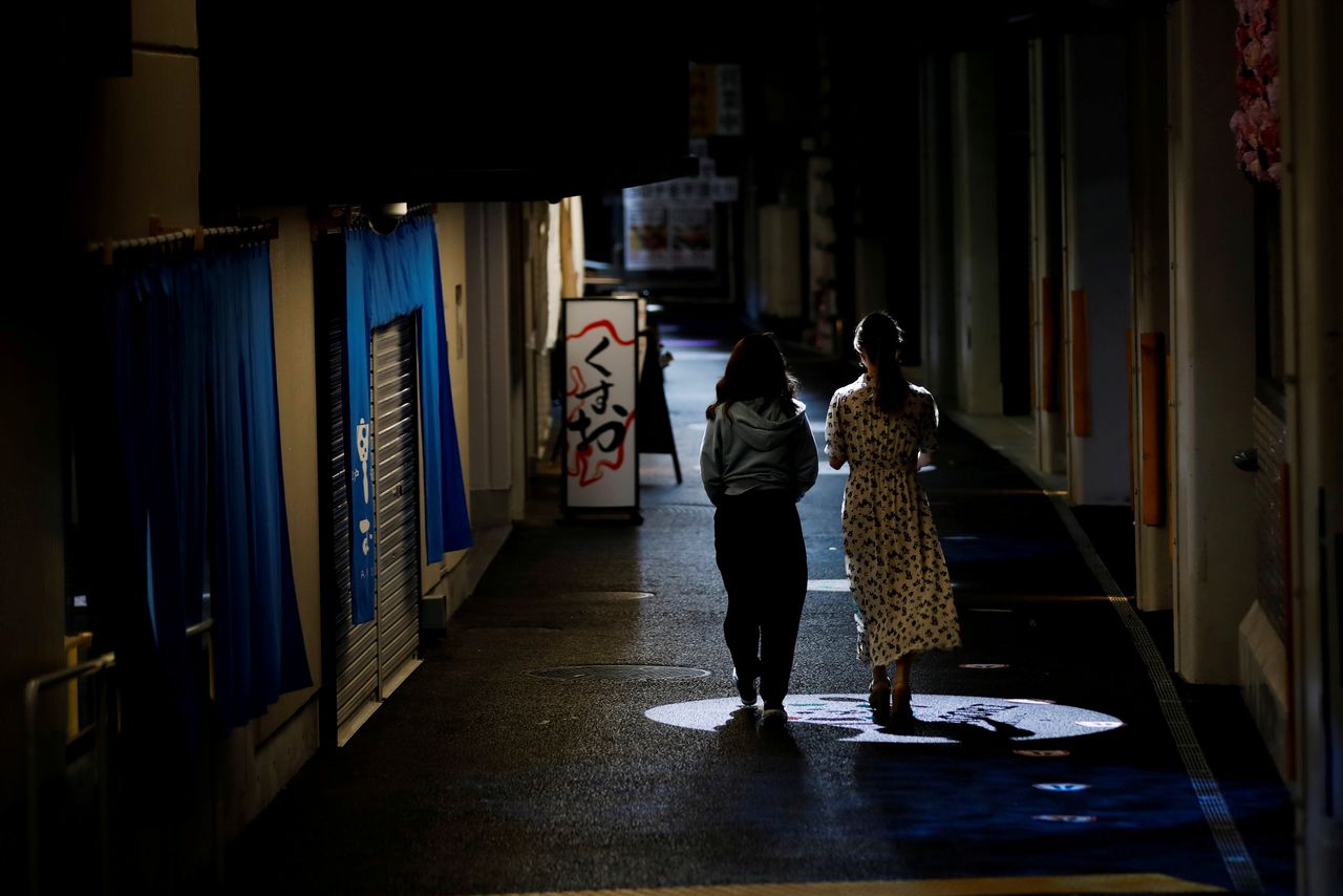 نساء يمشين أمام مطعم في منطقة تسوق في طوكيو، وسط تفشي فيروس كورونا، اليابان، 17 أغسطس/ آب، 2020. رويترز / كيم كيونغ هون.