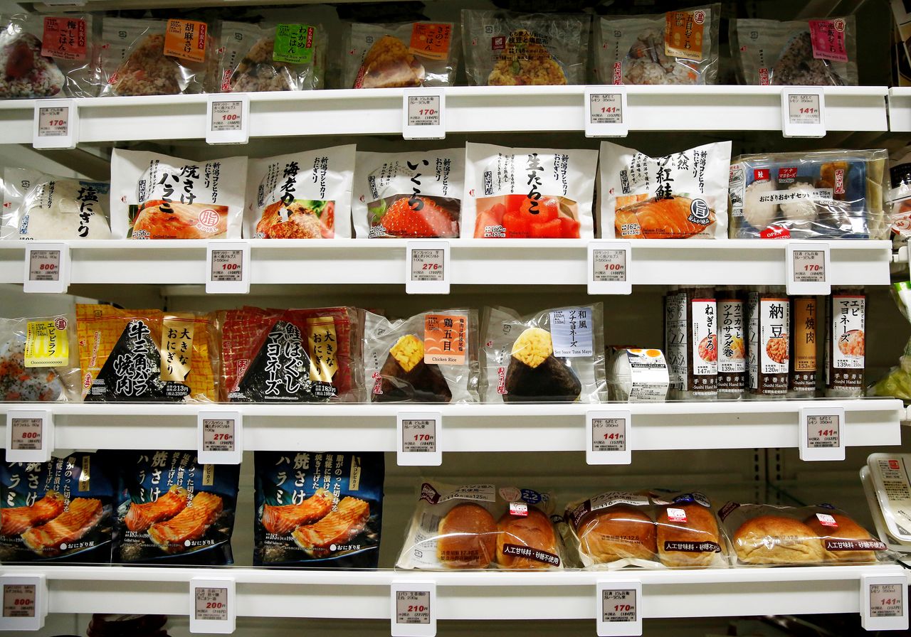يتم عرض المنتجات الغذائية في متجر لوسون للابتكار المفتوح خلال حدث يقدم طراز متجره من الجيل التالي في طوكيو، اليابان، 4 ديسمبر/ كانون الأول 2017. رويترز / كيم كيونغ هون.