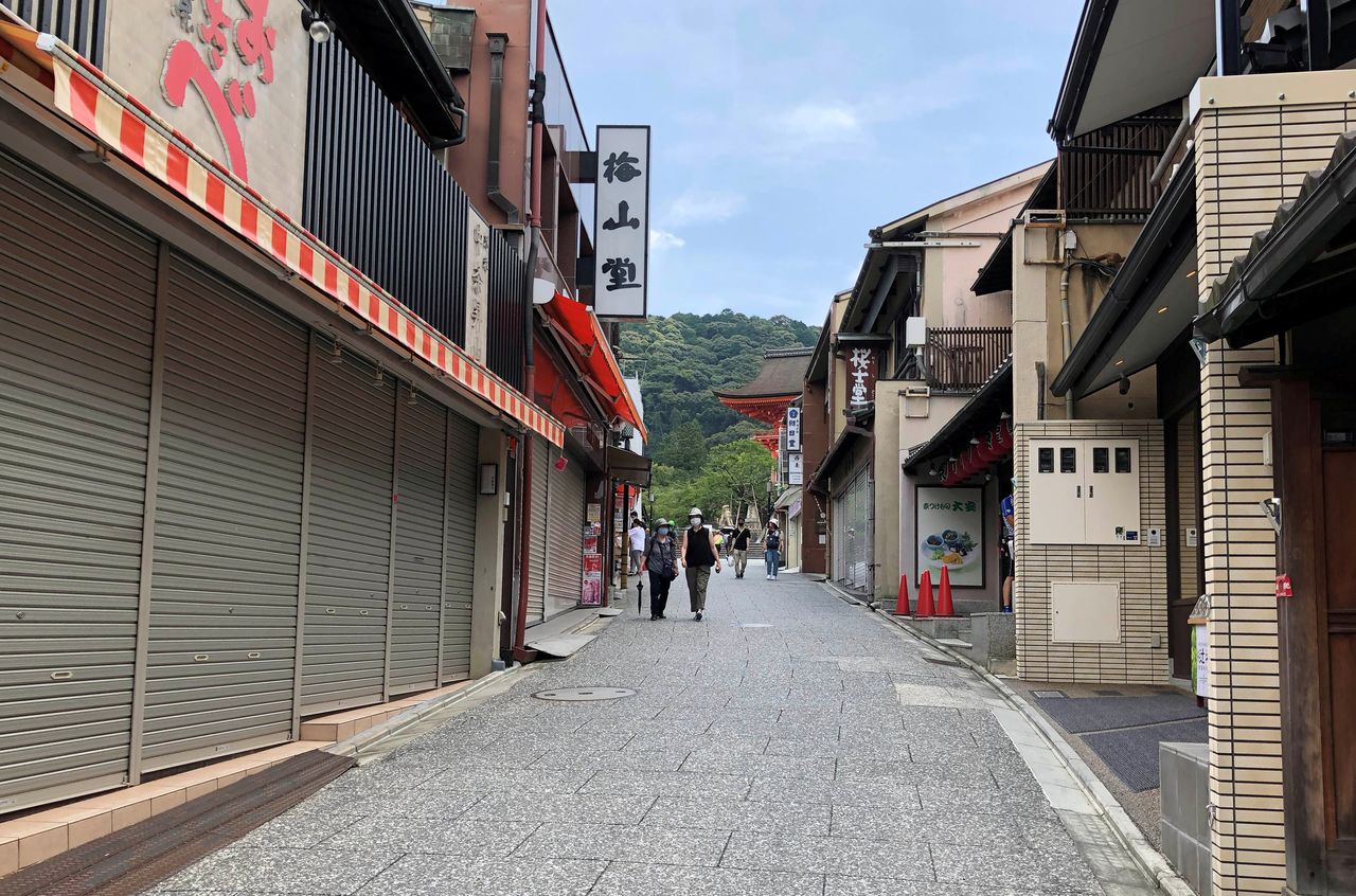 صورة لشارع فارغ بالقرب من معبد كيوميزو المزدحم عادة في كيوتو، وهو معلم سياحي شهير، وسط تفشي فيروس كورونا في اليابان، 21 يوليو/ تموز 2020.