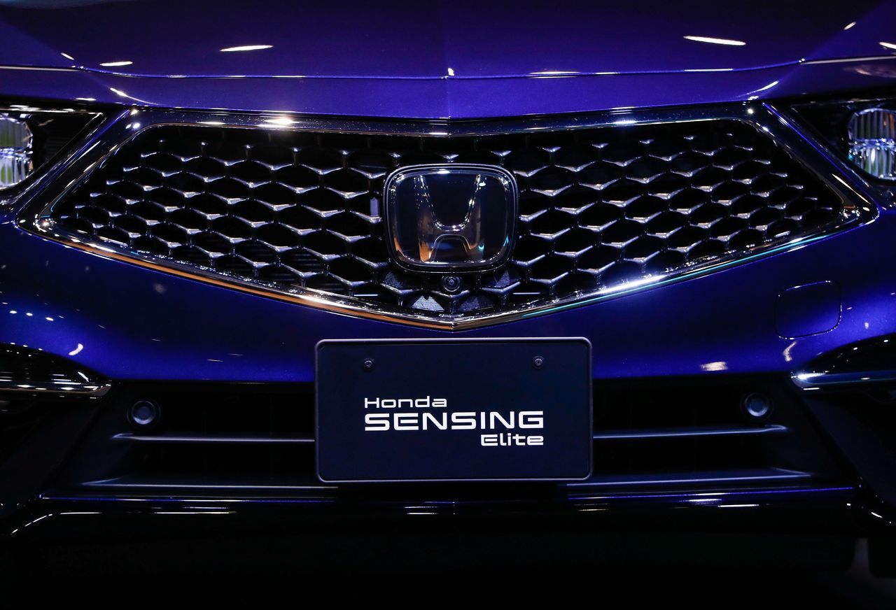  تم عرض سيارة السيدان Legend الجديدة من شركة هوندا موتور، والمجهزة بتقنية القيادة الذاتية من المستوى 3، خلال إزاحة الستار في طوكيو، اليابان ، 4 مارس/ آذار 2021. إيسي كاتو/ رويترز.