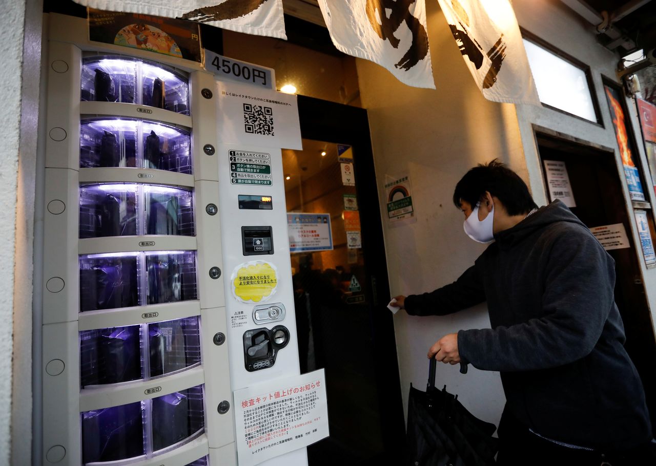 آلى بيع ذاتي تبيع اختبار تفاعل البوليميراز المتسلسل (PCR) عند مدخل متجر معكرونة رامين في منطقة شيبويا في طوكيو، اليابان، 8 مارس/ آذار، 2021. إيسي كاتو/ رويترز.