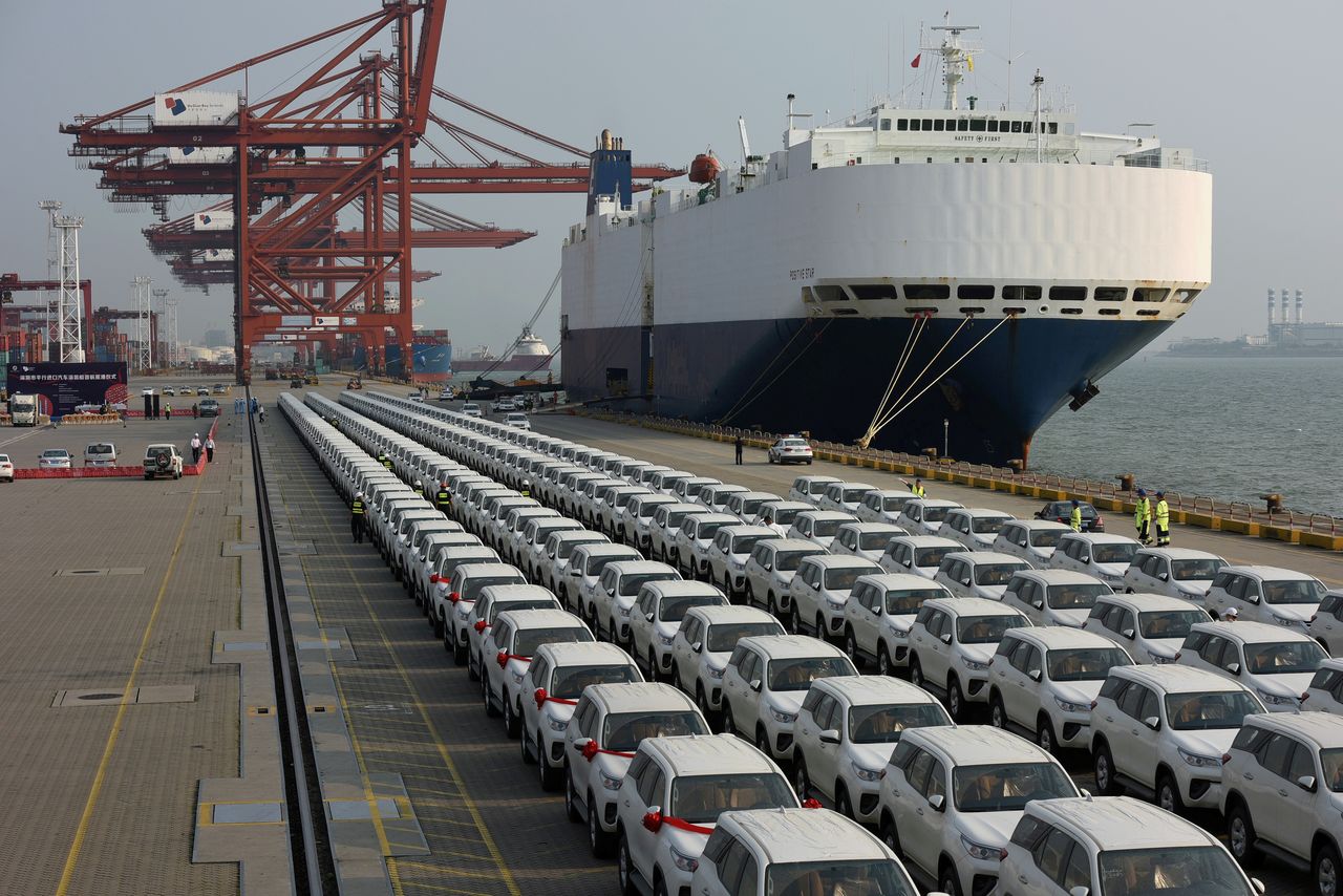  وصول سيارات تويوتا المستوردة على متن سفينة شحن في محطة خليج شينزن داشان في مقاطعة غوانغدونغ بالصين يوم 10 أبريل/ نيسان 2019. رويترز/ سترينجر.