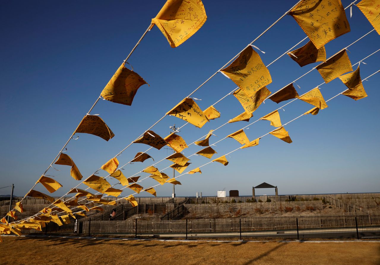 مناديل صفراء تحمل رسائل تدعم الناس في المناطق التي ضربها زلزال وتسونامي عام 2011 في متحف إيواكي 3.11 التذكاري قبل الذكرى السنوية العشر للكارثة في إيواكي، اليابان، 10 مارس/ آذار 2021. رويترز / كيم كيونغ هون.