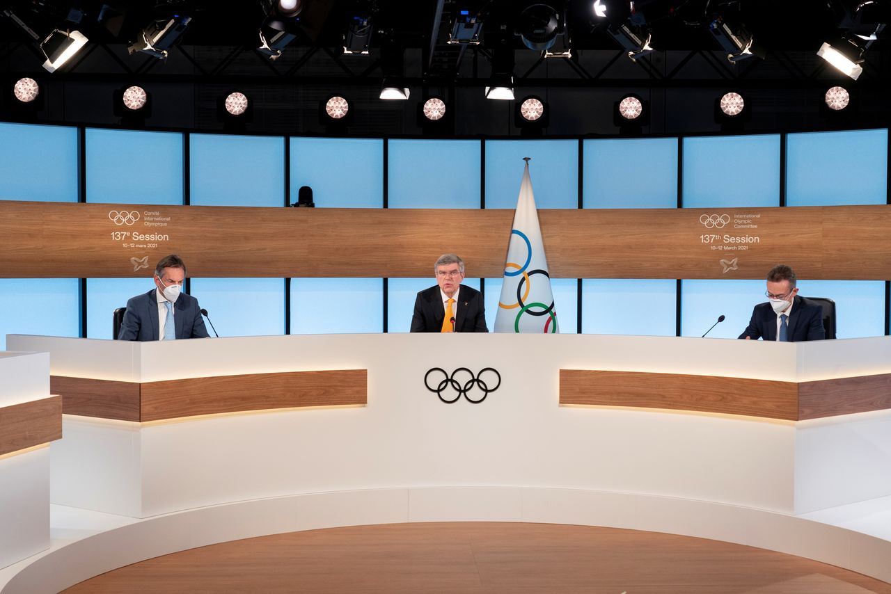 رئيس اللجنة الأولمبية الدولية توماس باخ يفتتح الجلسة الثانية من الدورة 137 للجنة الأولمبية الدولية والاجتماع الافتراضي في لوزان، سويسرا، في 11 مارس/ آذار 2021. جريج مارتن / اللجنة الأولمبية الدولية / منشور عبر رويترز.