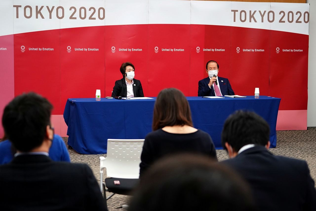 سيكو هاشيموتو، رئيسة اللجنة المنظمة لأولمبياد طوكيو 2020، وتوشيرو موتو، الرئيس التنفيذي لطوكيو 2020، يحضران مؤتمرًا صحفيًا بعد الاجتماع العام للجنة الأولمبية الدولية في طوكيو، اليابان في 11 مارس/ آذار 2021. يوجين هوشيكو /رويترز.