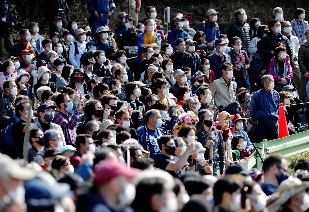 المشاركون يرتدون الكمامات الطبية، وسط تفشي جائحة فيروس كورونا، بينما يشاهدون مهرجان المشي على النار، المسمى هيواتاري ماتسوري باللغة اليابانية، في جبل تاكاو في طوكيو، اليابان. 14 مارس/ آذار 2021. رويترز/ كيم كيونغ هون.