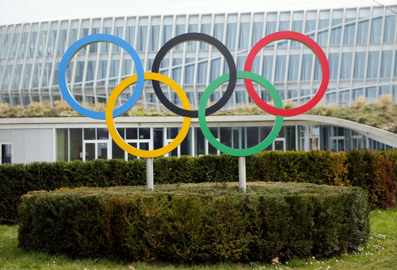 شعار الأولمبياد في لوزان يوم 9 مارس/ آذار 2021. تصوير: دينيس باليبوس - رويترز.