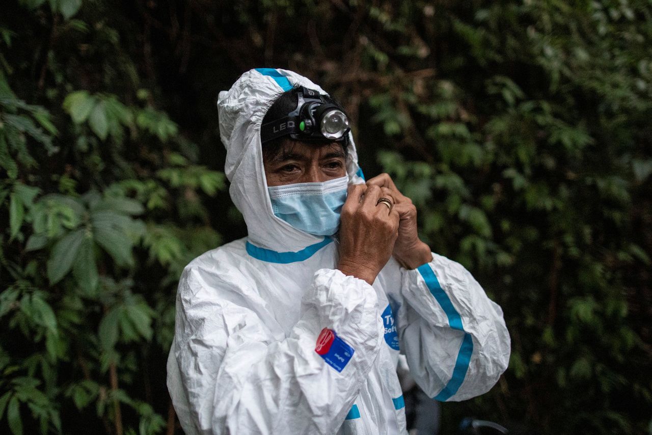 إديسون كوسيكو، المساعد الإداري في متحف التاريخ الطبيعي بجامعة الفلبين لوس بانوس (UPLB)، يرتدي بدلة الحماية أثناء استعداده للامساك بالخفافيش في جبل ماكيلينغ في لوس بانوس، ، مقاطعة لاجونا، الفلبين، 18 فبراير/ شباط 2021. ويقول، إنه أمر مخيف حقًا هذه الأيام 