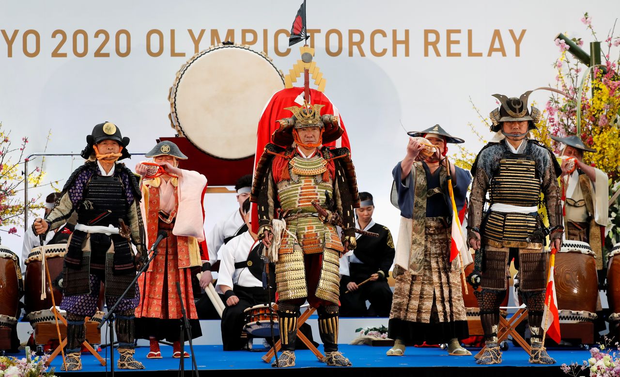 أحد أعضاء جمعية شينهاغو للفروسية يقدمون عرضًا خلال حفل افتتاحي في اليوم الأول من تتابع الشعلة الأولمبية طوكيو 2020 في ناراها، محافظة فوكوشيما، اليابان، 25 مارس/ آذار 2021. رويترز / كيم كيونغ هون.