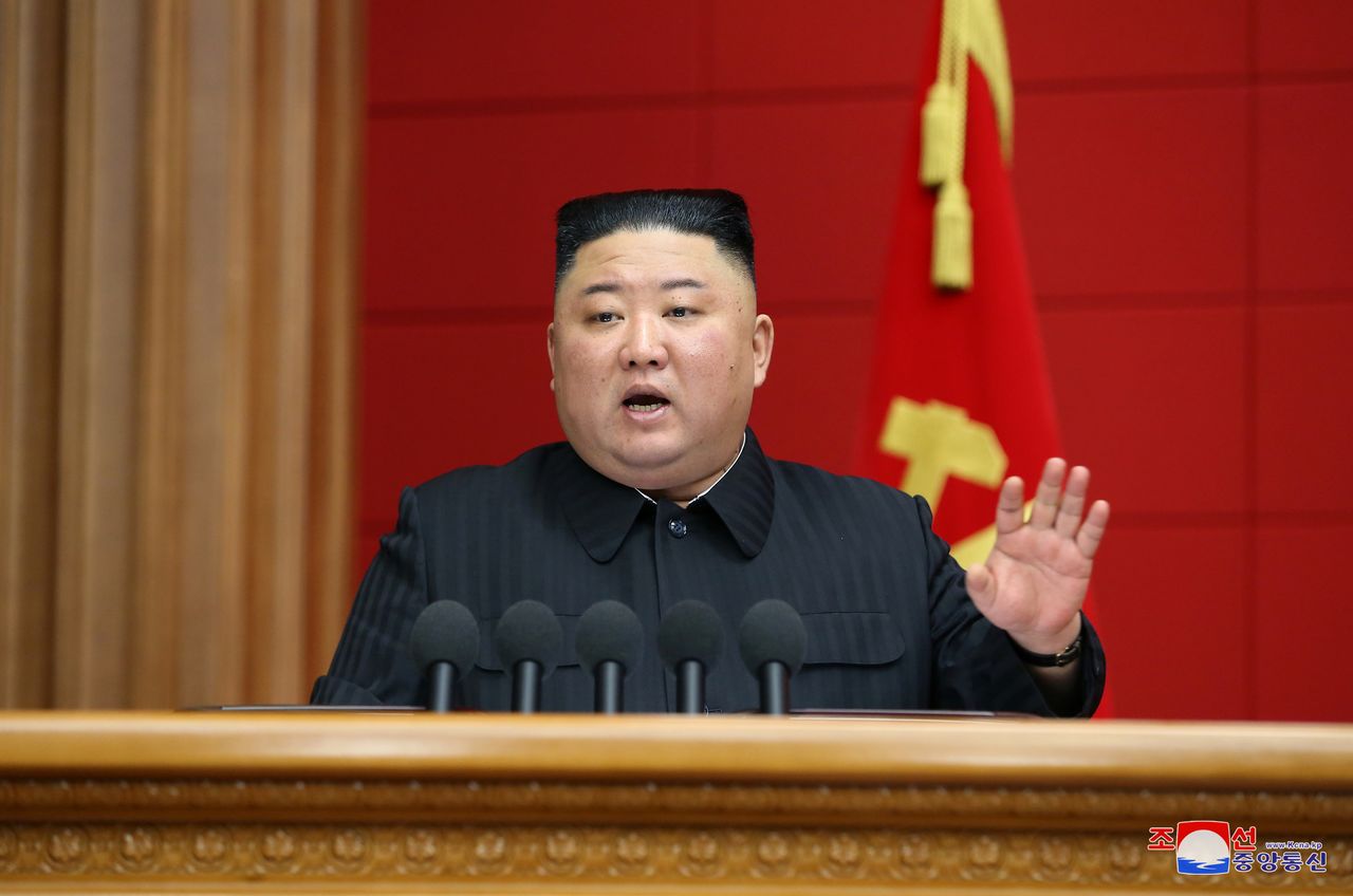 زعيم كوريا الشمالية كيم جونغ أون يلقي كلمة في الدورة القصيرة الأولى لكبار أمناء لجان المدينة والمقاطعة في بيونغ يانغ، كوريا الشمالية، في هذه الصورة غير المؤرخة الصادرة في 7 مارس/ آذار 2021 من قبل وكالة الأنباء المركزية الكورية الشمالية (KCNA). وكالة الأنباء المركزية الكورية عبر رويترز.