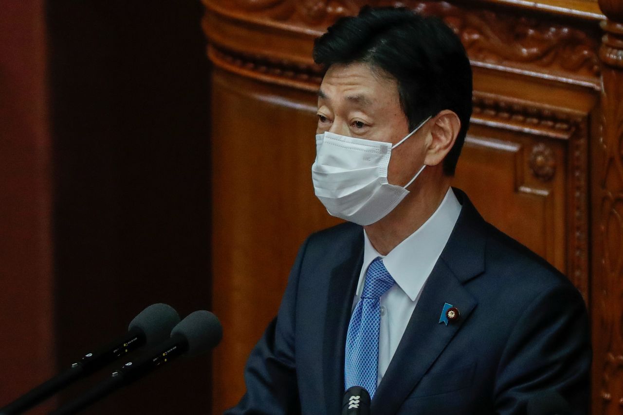 وزير الاقتصاد الياباني والوزير المسؤول عن الاستجابة لفيروس كورونا ياسوتوشي نيشيمورا يلقي خطابه السياسي في افتتاح الجلسة العامة لمجلس النواب في طوكيو، اليابان، 18 يناير/ كانون الثاني 2021. رويترز / إيسي كاتو.