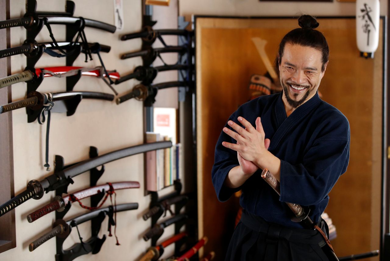 كوشيرو ميناموتو معلم فنون الساموراي القتالية في طوكيو يوم الأول من أبريل نيسان 2021. تصوير: كيم كيونج هون - رويترز.