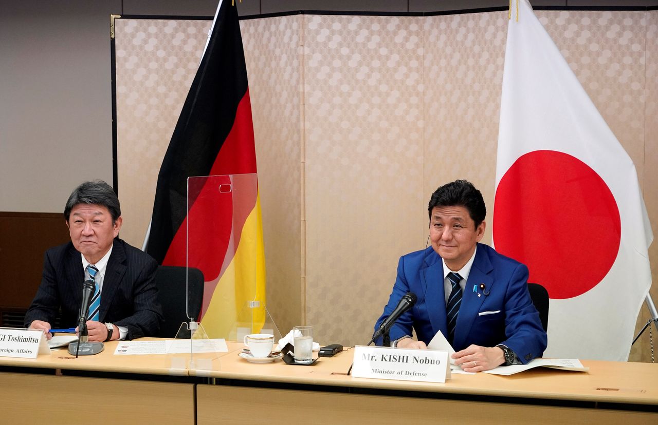 وزير الخارجية الياباني توشيميتسو موتيجي (في اليسار) ووزير الدفاع نوبو كيشي أثناء محادثات كارينباور عبر دائرة تلفزيونية مغلقة مع نظيريهما الألمانيين يوم الثلاثاء. صورة لرويترز من ممثل وكالات أنباء.
