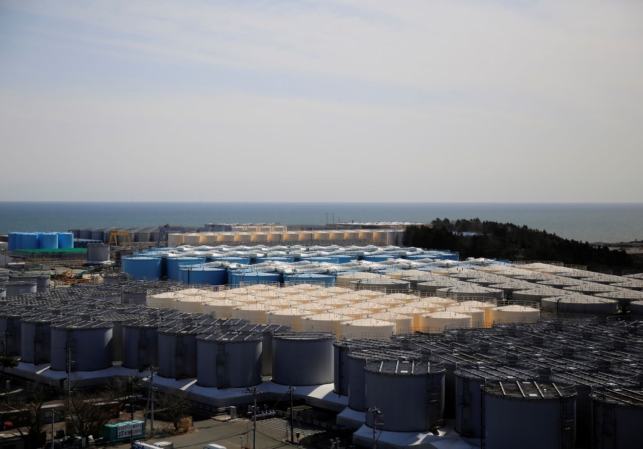 صهاريج تخزين المياه المعالجة بالقرب من محطة فوكوشيما دايتشي للطاقة النووية التي أصيبت بالشلل بسبب زلزال وتسونامي 2011 في بلدة أوكوما بمحافظة فوكوشيما، اليابان، 1 مارس/ آذار 2021. رويترز / ساكورا موراكامي.