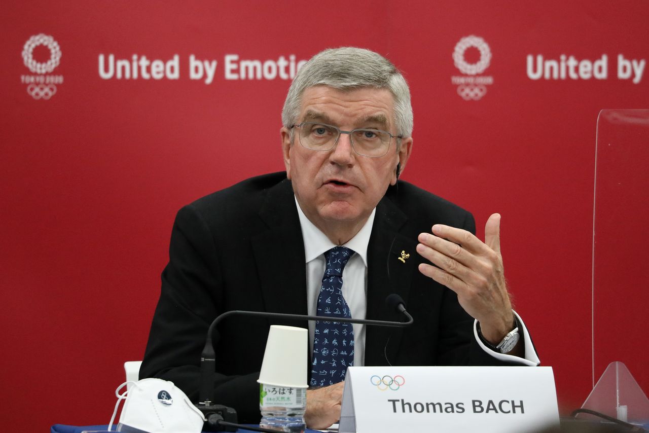 توماس باخ رئيس اللجنة الأولمبية الدولية في صورة من أرشيف رويترز.