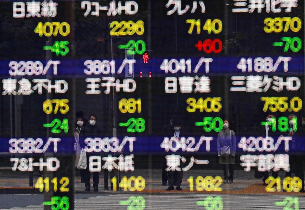 لوحة إلكترونية تعرض مؤشرات البورصات في طوكيو يوم 26 فبراير شباط 2021. تصوير: كيم كيونج هون - رويترز.