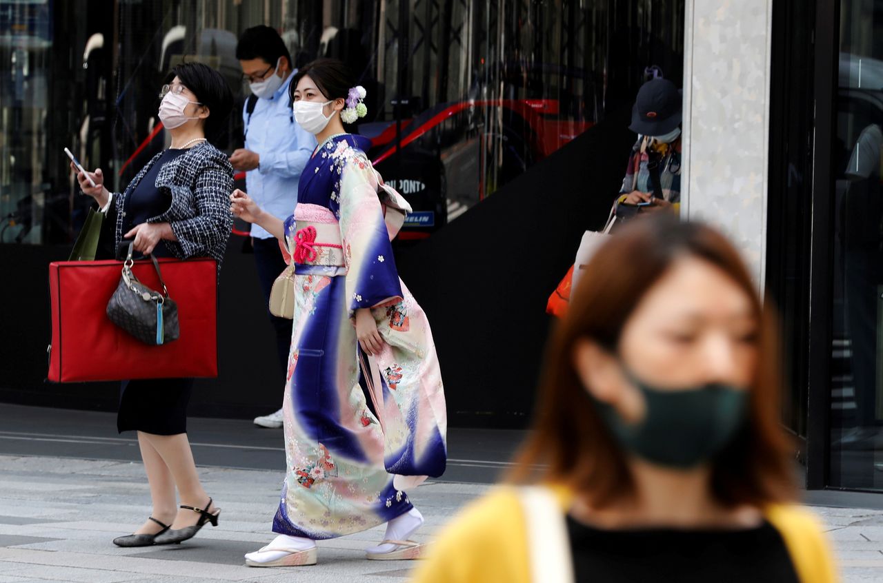 أشخاص يضعون كمامات للوقاية من فيروس كورونا في طوكيو يوم 25 أبريل نيسان 2021. تصوير: كيم كيونج-هوون- رويترز.
