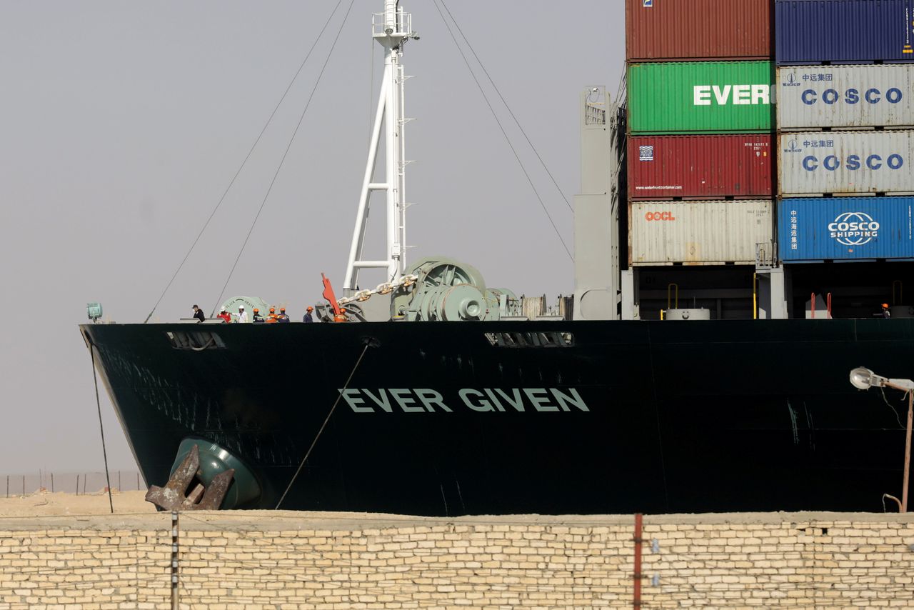 سفينة الحاويات إيفر جيفن التي كانت عالقة في قناة السويس بعد تعويمها يوم 29 مارس آذار 2021. تصوير: محمد عبد الغني - رويترز.