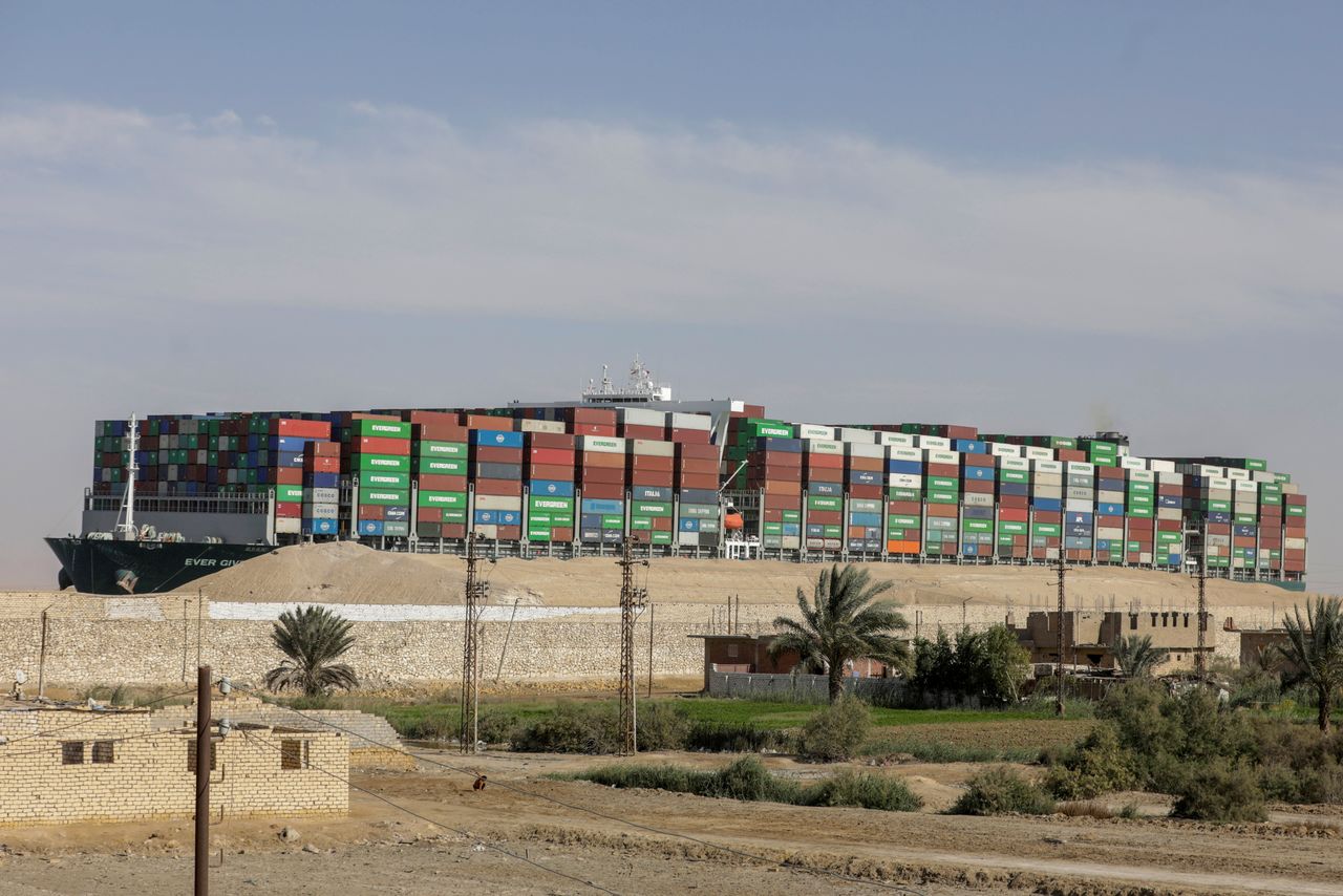 سفينة الحاويات إيفر جيفن بعد تعويمها في قناة السويس في مصر يوم 29 مارس آذار 2021. تصوير: محمد عبد الغني - رويترز.