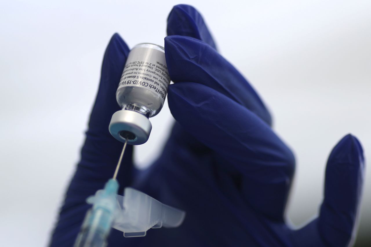 عامل رعاية صحية يحضر لقاح فيروس كورونا في لوس أنجلوس، كاليفورنيا، الولايات المتحدة ، 7 يناير/ كانون الثاني 2021. رويترز / لوسي نيكلسون.