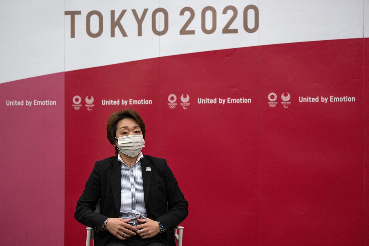 سيكو هاشيموتو رئيسة اللجنة المحلية المنظمة لأولمبياد طوكيو الصيفي 2020 المؤجل في طوكيو يوم الجمعة. صورة لرويترز من ممثل لوكالات الأنباء.