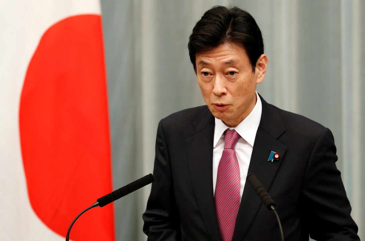 الوزير الياباني المسؤول عن الإنعاش الاقتصادي والتدابير الخاصة بوباء فيروس كورونا الجديد ياسوتوشي نيشيمورا يحضر مؤتمرا صحفيا في طوكيو، اليابان، 16 سبتمبر/ أيلول 2020. كيم هيونغ/ رويترز. 