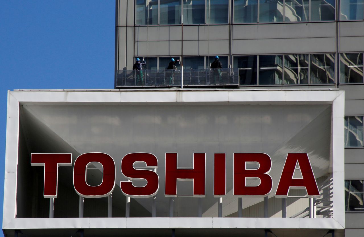 شعار شركة توشيبا في صورة من أرشيف رويترز