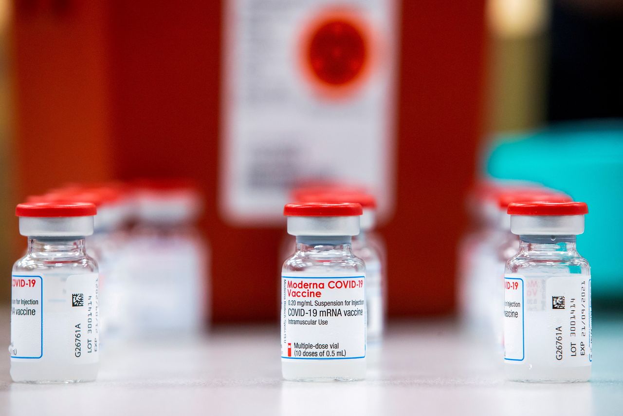 لقاح موديرنا في شركة الأدوية Apotex حيث تقوم عيادة اللقاح المتنقلة التابعة لمستشفى هامبر ريفر بتلقيح الموظفين كجزء من حملة التطعيم ضد مرض فيروس كورونا، في تورنتو، أونتاريو ، كندا في 13 أبريل/ نيسان 2021. رويترز / كارلوس أوسوريو.