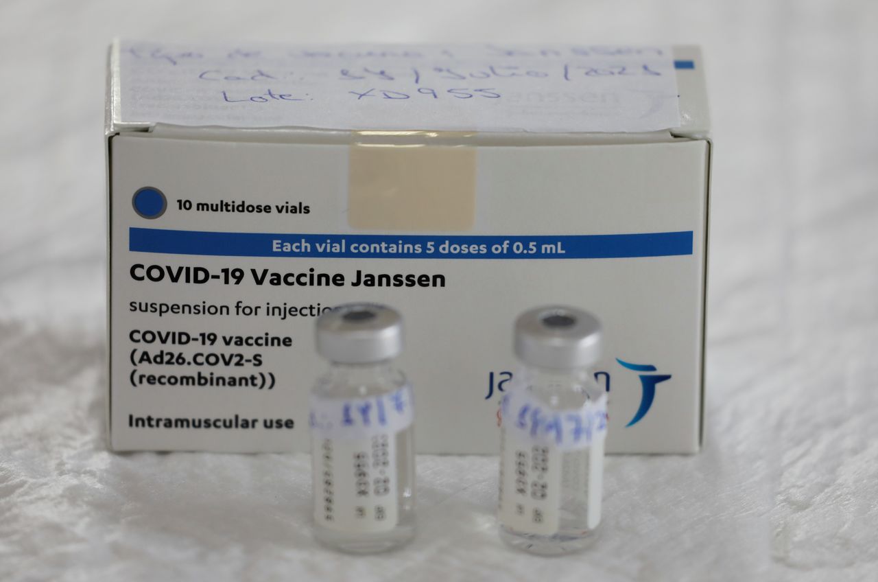 قوارير فارغة من لقاح فيروس كورونا الخاص بشركةجونسون آند جونسون على طاولة بمركز التطعيم في إسبانيا، 23 أبريل / نيسان 2021. رويترز / جون نازكا.