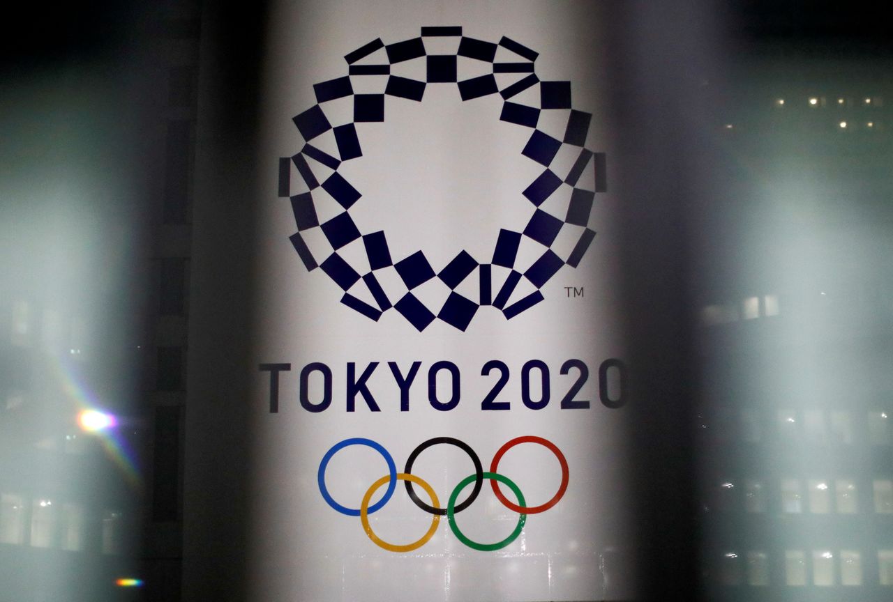 شعار دورة الألعاب الأولمبية طوكيو 2020 التي تم تأجيلها إلى عام 2021 بسبب تفشي مرض فيروس كورونا في مبنى حكومة العاصمة طوكيو في طوكيو باليابان في 22 يناير/ كانون الثاني 2021. رويترز / إيسى كاتو.