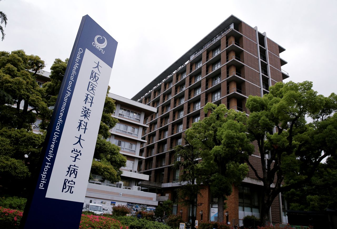منظر عام يظهر مستشفى أوساكا الطبي والصيدلاني الجامعي خلال تفشي مرض فيروس كورونا الجديد (كوفيد-19) في تاكاتسوكي بمحافظة أوساكا في اليابان، 17 مايو/ أيار 2021. أكيرا توموشيغي/ رويترز.