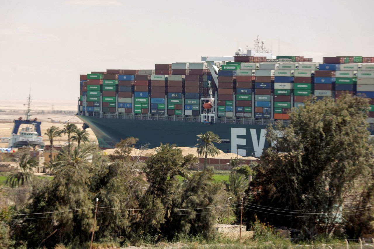 لقطة للسفينة إيفر جيفن، سفينة الحاويات العملاقة في قناة السويس في مصر يوم 29 مارس آذار 2021. تصوير: محمد عبد الغني - رويترز.