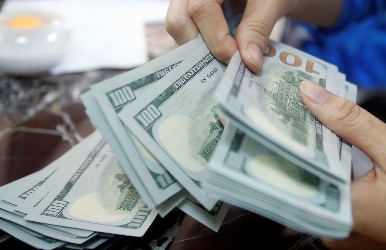 موظف يعد أوراقا مالية من الدولار الأمريكي في هانوي بصورة من أرشيف رويترز.