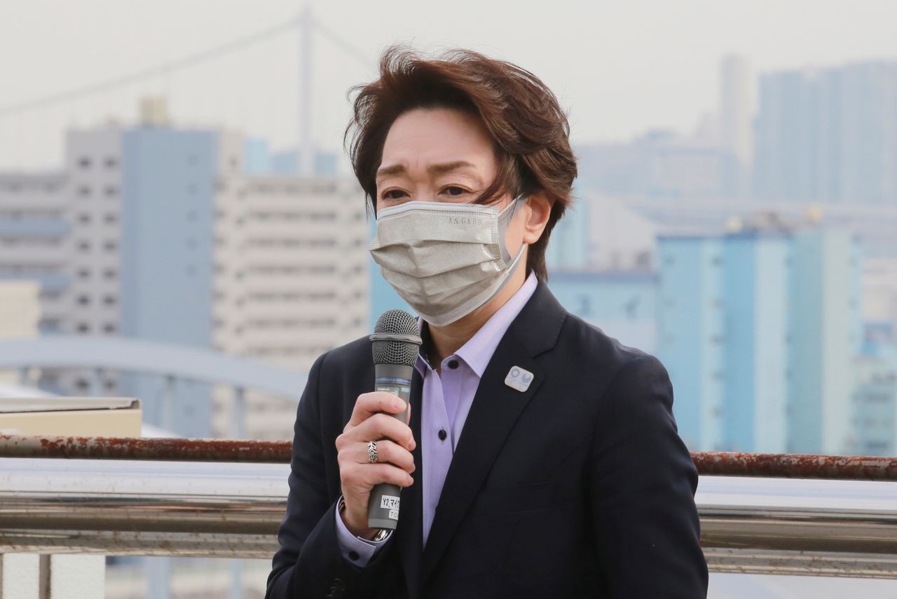 سيكو هاشيموتو رئيسة اللجنة المنظمة لأولمبياد طوكيو 2020 تتحدث في العاصمة اليابانية طوكيو يوم 25 مايو أيار 2021. صورة لرويترز من ممثل وكالات أنباء.