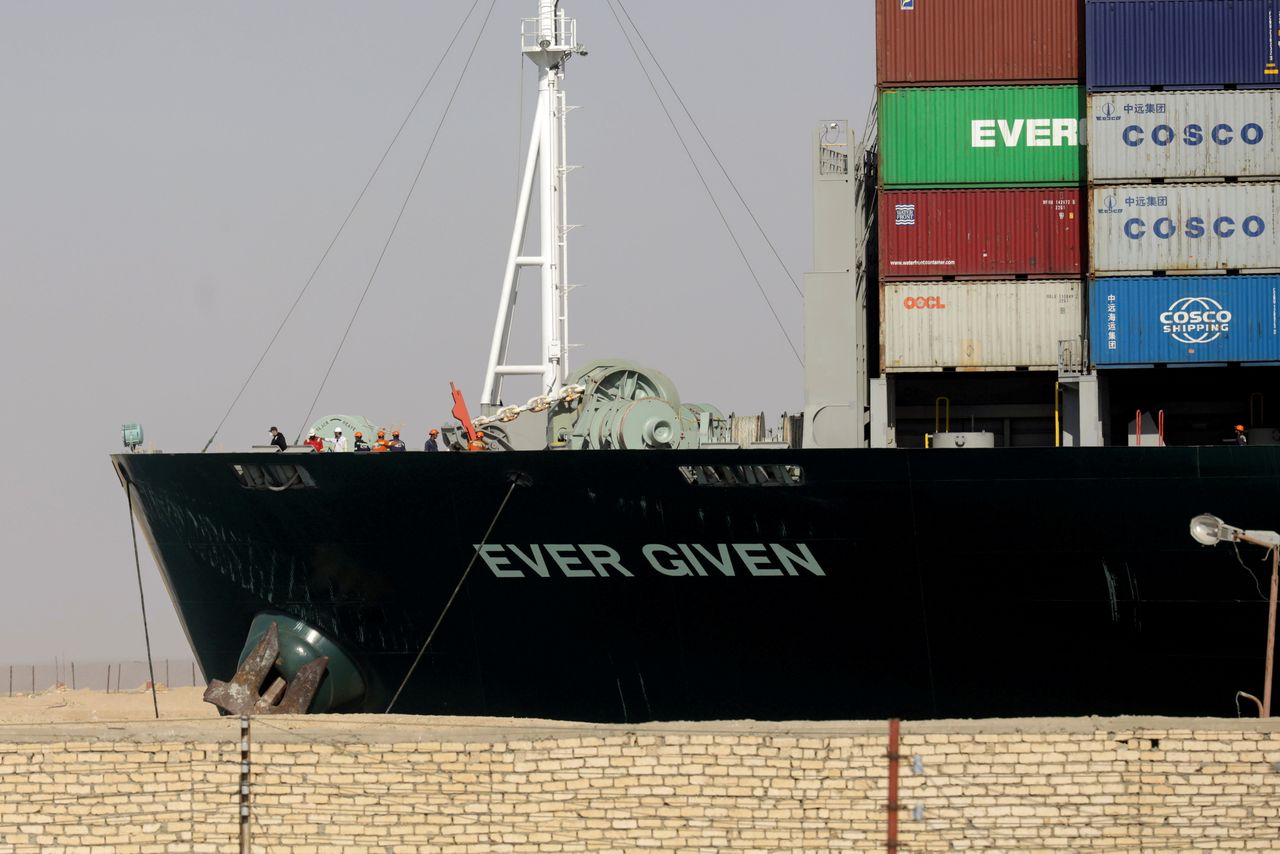 السفينة إيفر جيفن في قناة السويس يوم 29 مارس اذار 2021.  تصوير: محمد عبد الغني - رويترز.