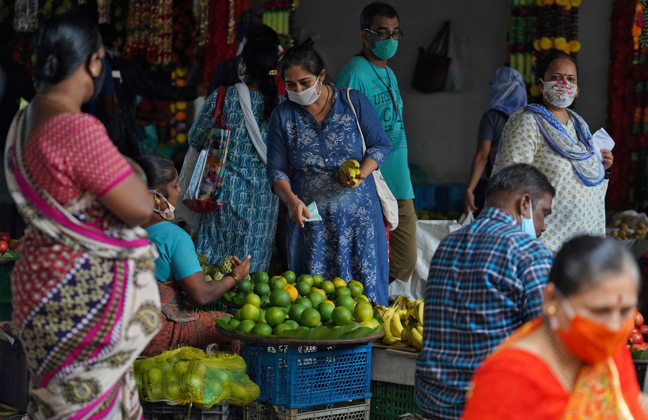 نساء يضعن كمامات في شوق للفاكهة في مومباي بصورة من أرشيف رويترز.