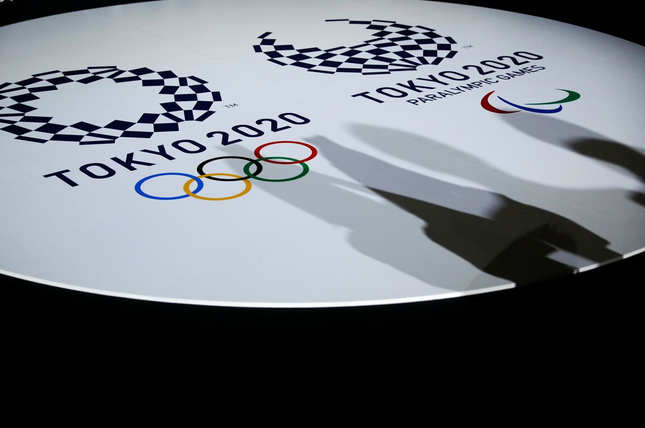شعار ألعاب طوكيو 2020 الأولمبية والبارالمبية خلال حدث إزاحة الستار عن العناصر التي ستُستخدم في احتفالات الفوز، معروضة في أريئاكي أرينا في طوكيو، اليابان في 3 يونيو/ حزيران 2021. رويترز/ إيسّي كاتو.