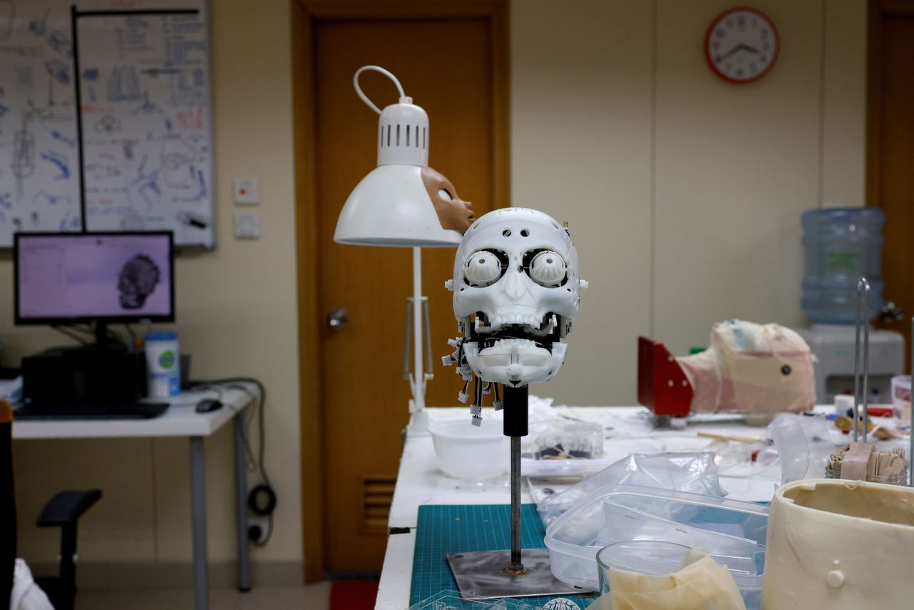 نموذج لرأس الروبوت البشري غريس، صور في شركة هانسون روبوتيكس، خلال جائحة فيروس كورونا، في مختبر الشركة في هونغ كونغ، الصين. 4 مايو/ أيلول 2021. رويترز/ تيرون سيو.