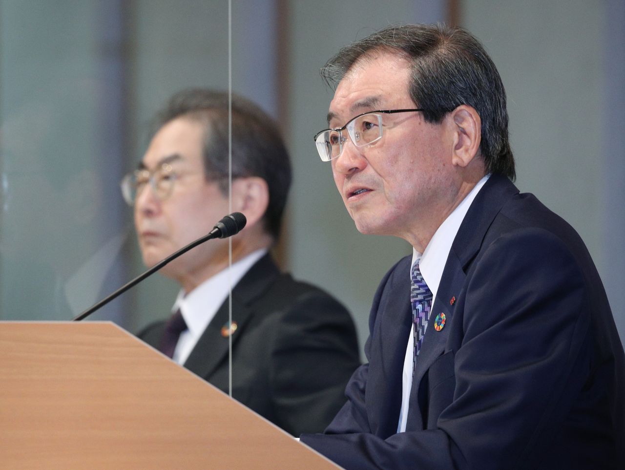 توكورا ماساكازو (في المقدمة)، والمقرر أن يكون الرئيس القادم لاتحاد الأعمال الياباني. التُقطت الصورة في طوكيو في العاشر من مايو/ آيار 2021، مع المدير العام لكيدانرين كوبوتا ماساكازو في الخلفية. جيجي برس.