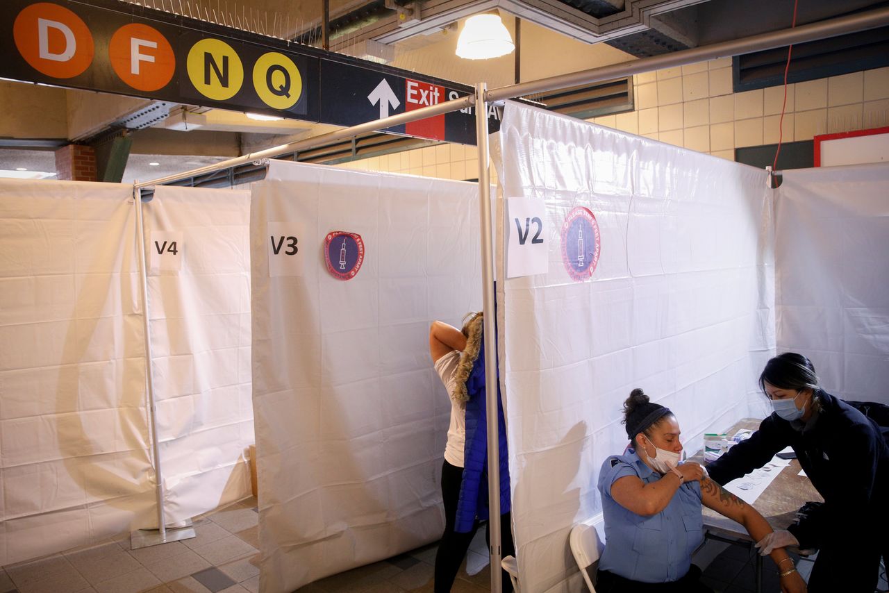 راكبة تتلقى جرعة من لقاح جونسون اند جونسون المضاد لفيروس كورونا في محطة مترو أنفاق في بروكلين بمدينة نيويورك يوم 12 مايو ايار 2021. تصوير: رويترز.