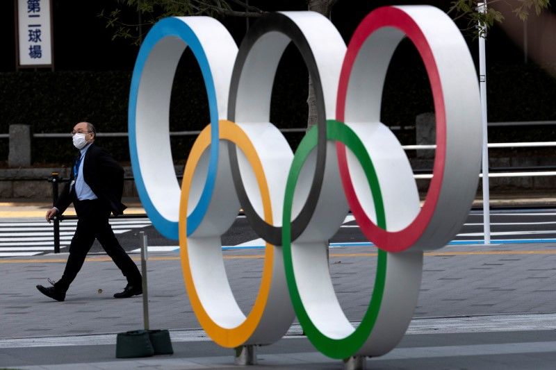 الحلقات الأولمبية في طوكيو بصورة من أرشيف رويترز.