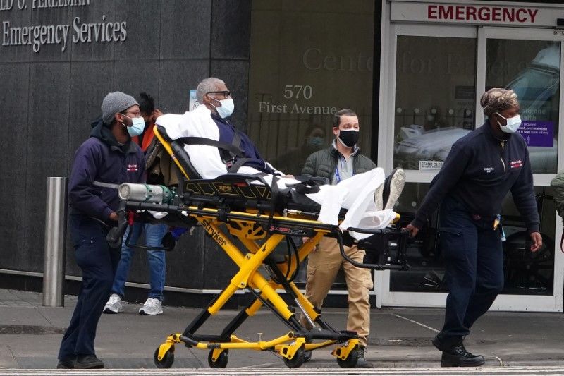 رجل محمول على محفة إلى خارج مستشفى في حي مانهاتن بمدينة نيويورك يوم 24 ديسمبر كانون الأول 2020 في ظل انتشار فيروس كورونا. تصوير: كارلو اليجري-رويترز.
